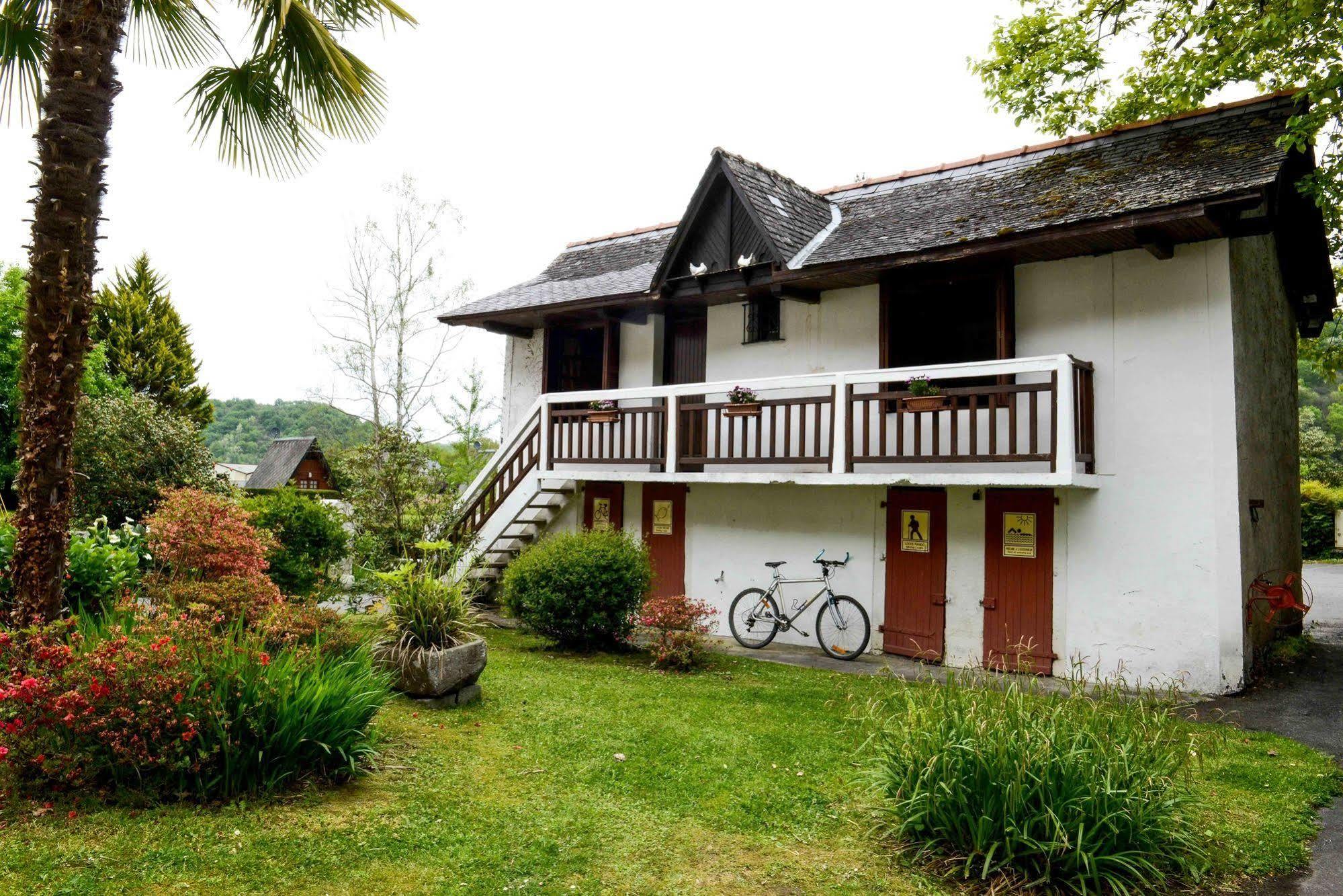 Logis Le Vieux Logis Hotel Lestelle-Bétharram Exterior photo